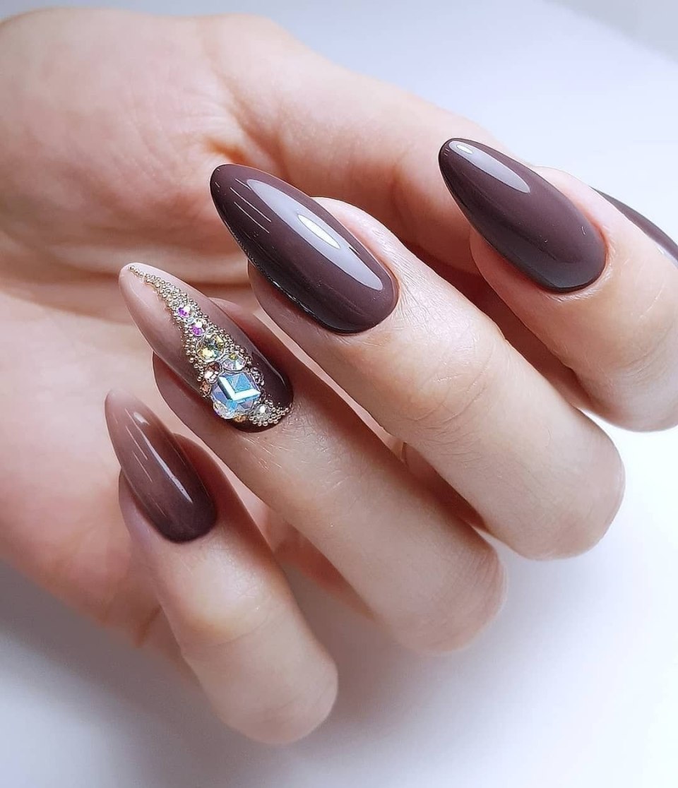 Маникюр на миндальную форму