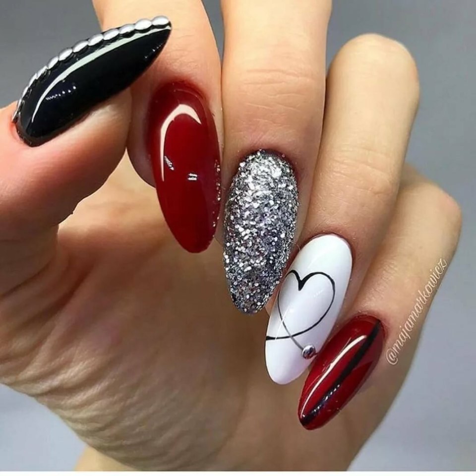 Красный маникюр 2021 миндаль