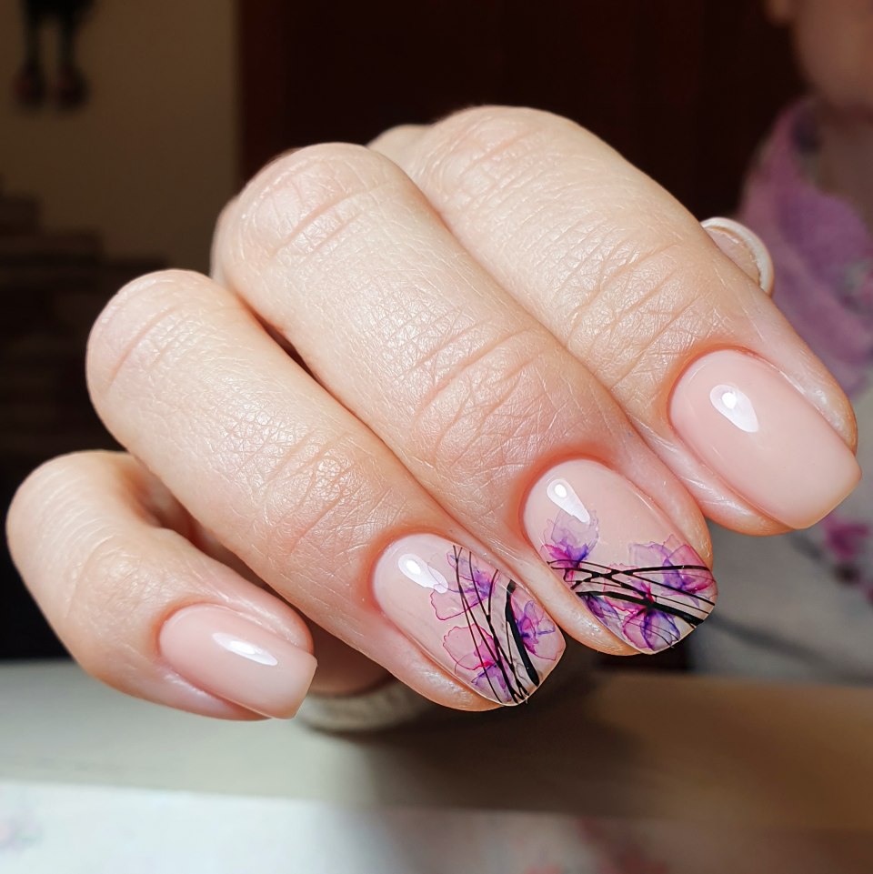 Нежный маникюр с акварелью