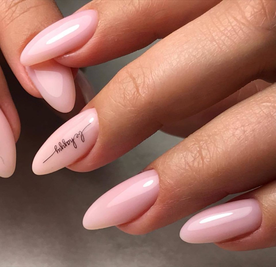 Маникюр осень 2021 на миндальную форму