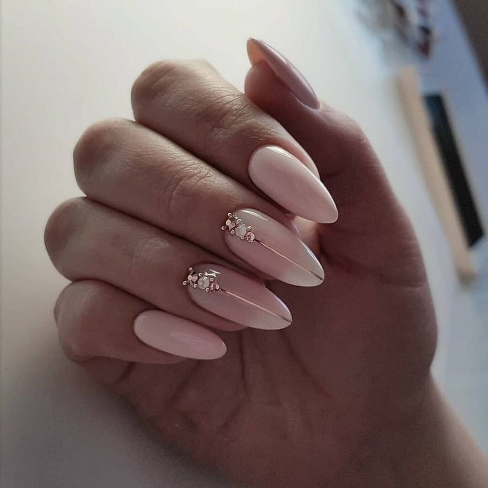 Нежный маникюр на острые ногти