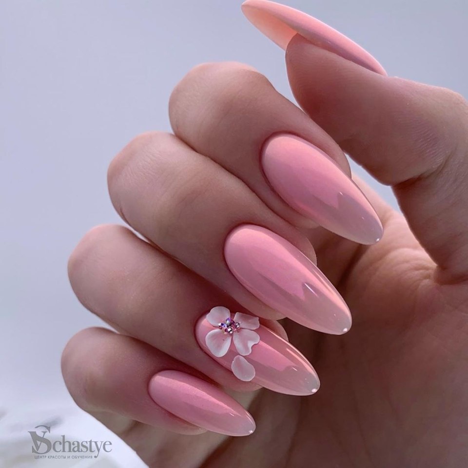 Светло розовый маникюр на длинные ногти