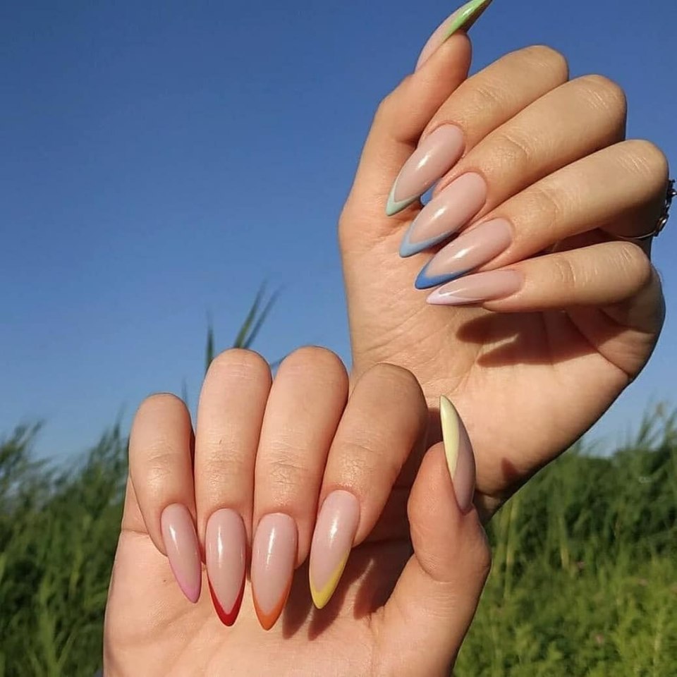 Розовый нюдовый маникюр миндаль