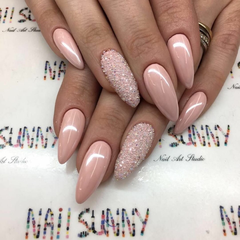 Маникюр на длинные ногти миндалевидной