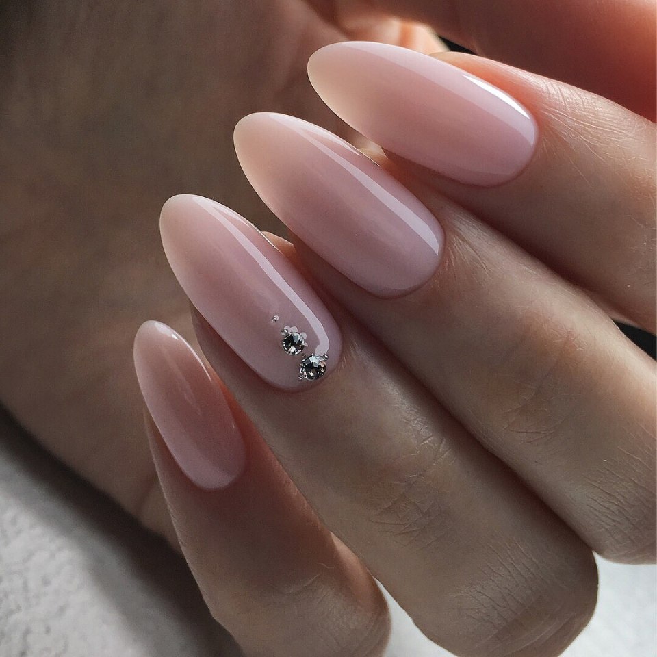 Розовый маникюр на миндальные ногти