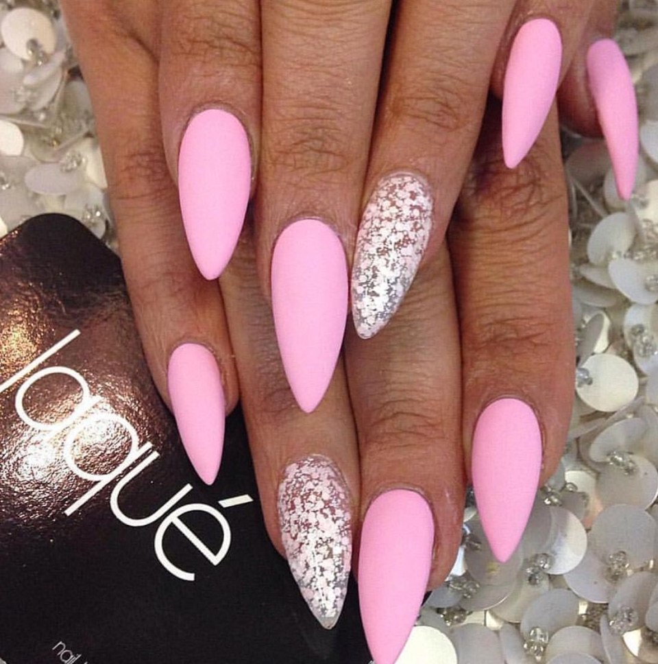 Розовый маникюр со стразами