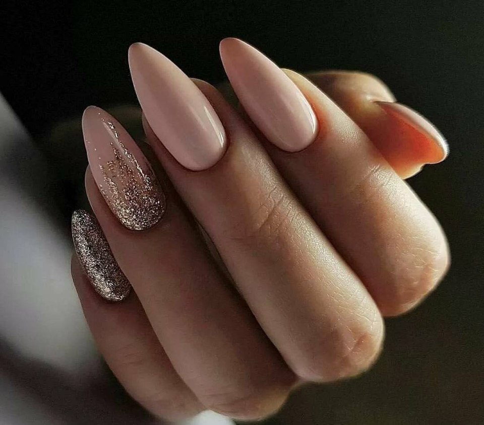 Нюдовый маникюр миндаль