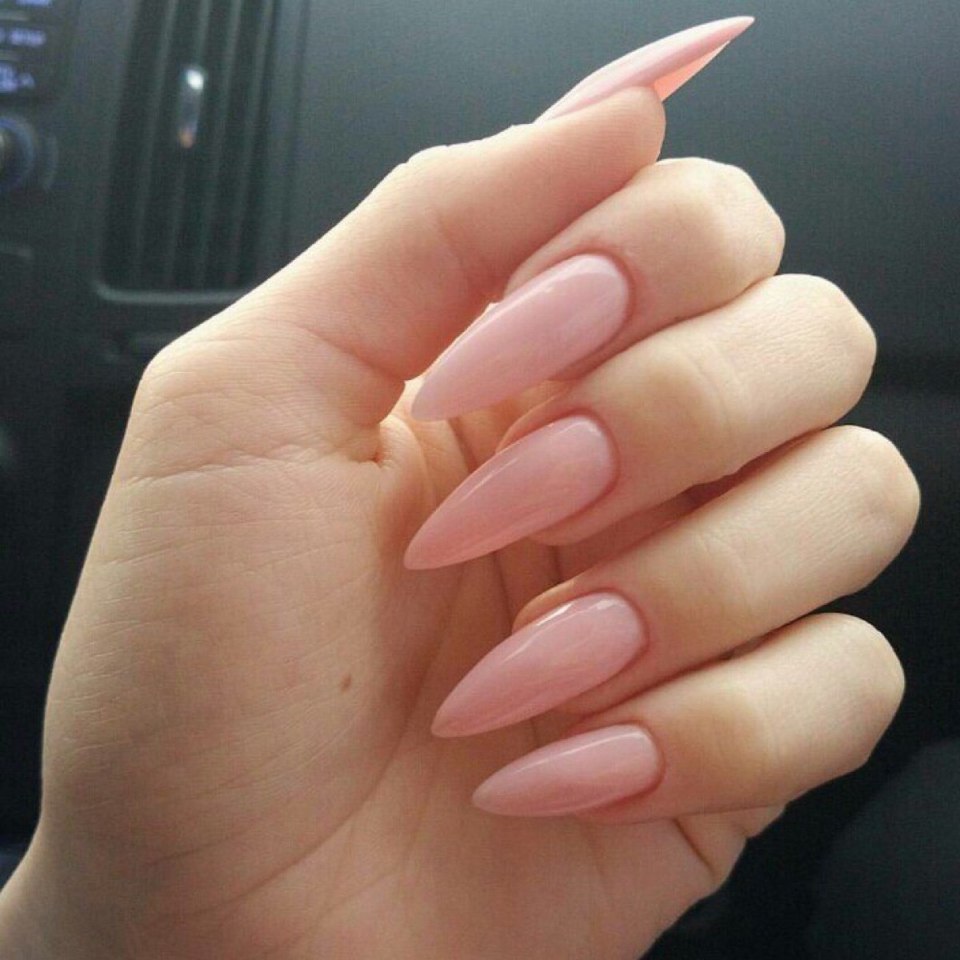 Розовый маникюр миндальной