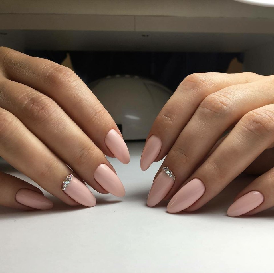 Нюдовый маникюр 2020 миндаль