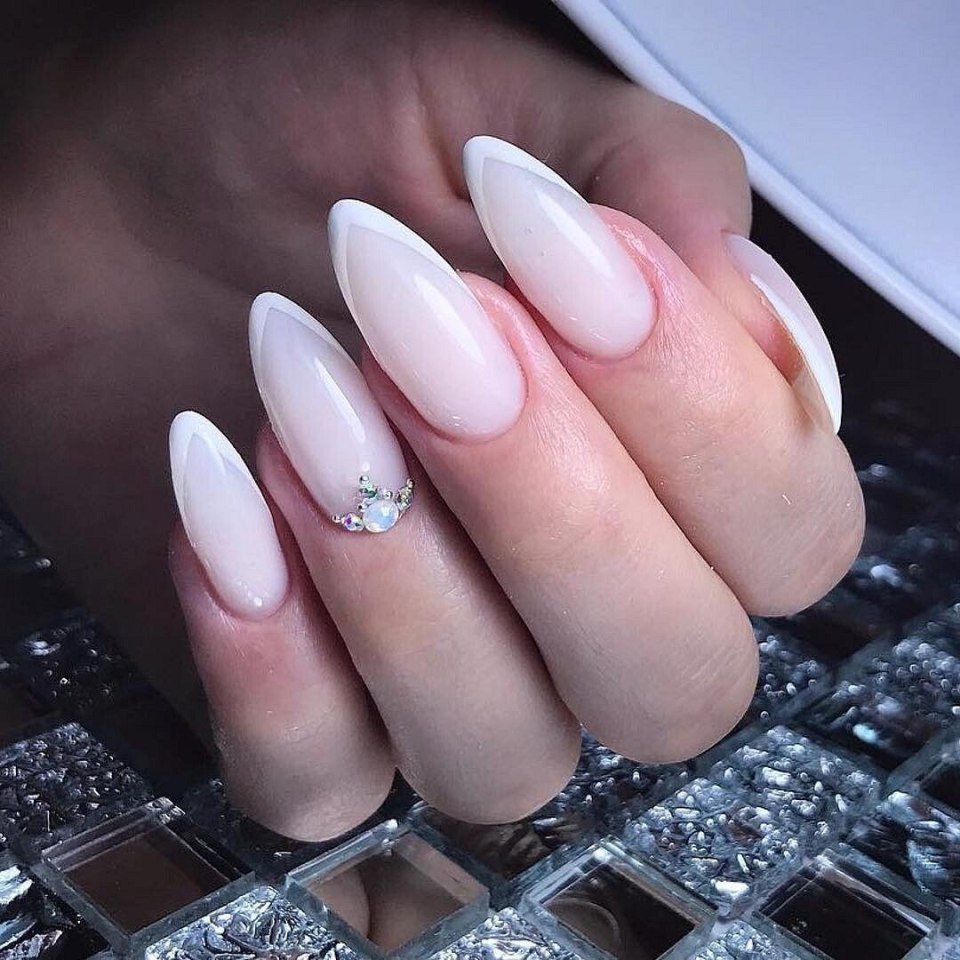 Омбре на длинные ногти миндалевидной