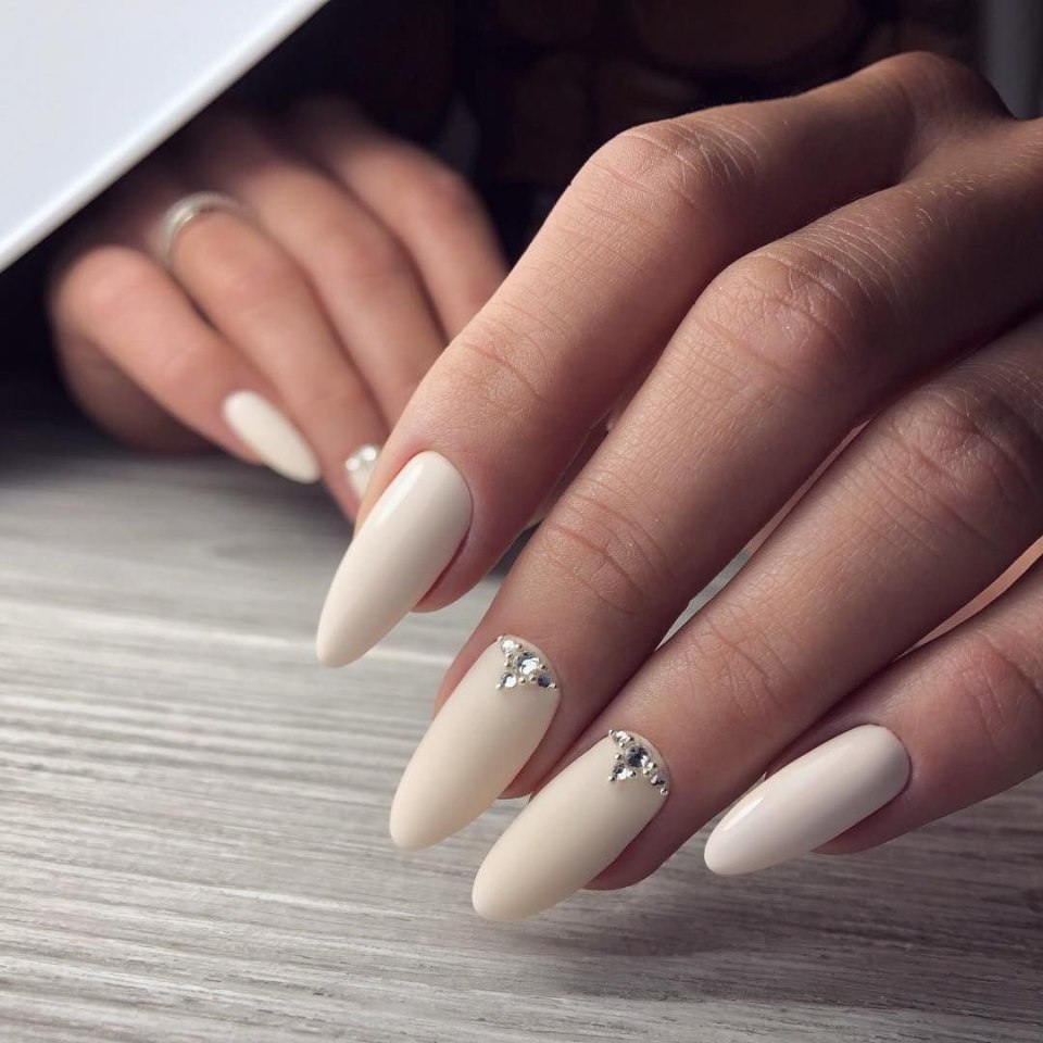 Нежный маникюр на миндалевидные ногти