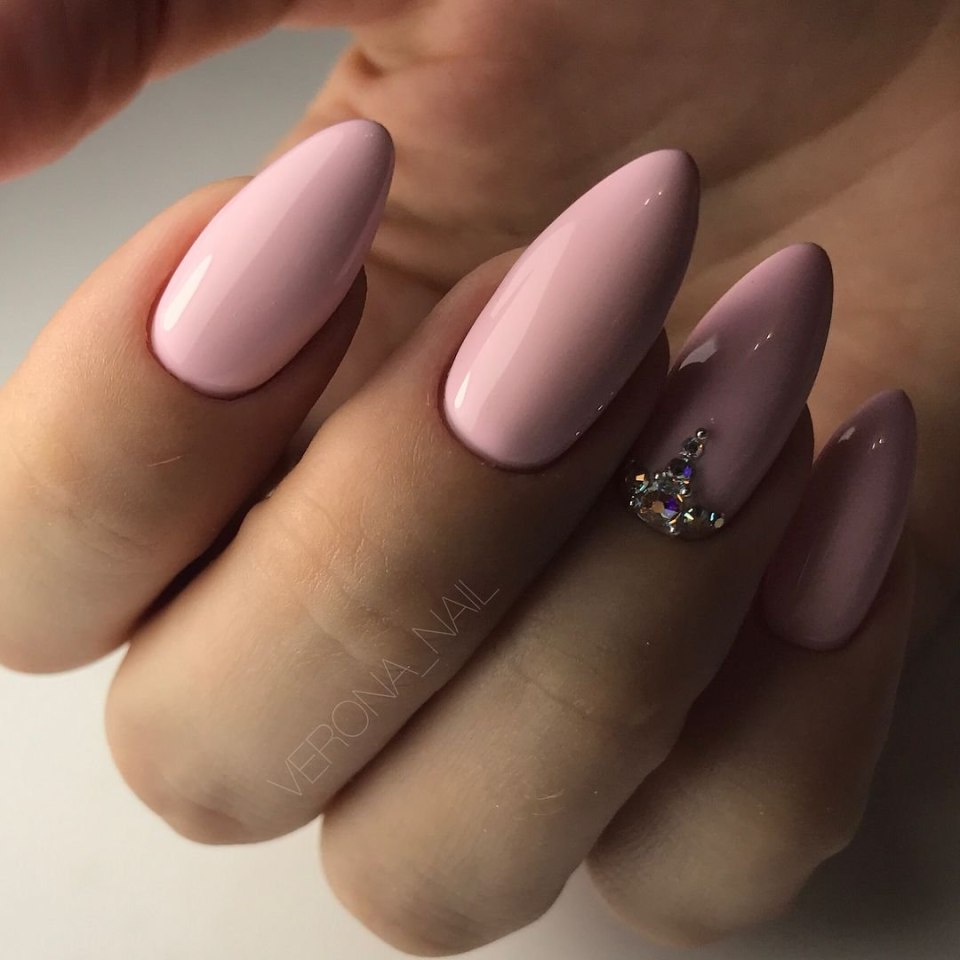 Розовый маникюр миндальной