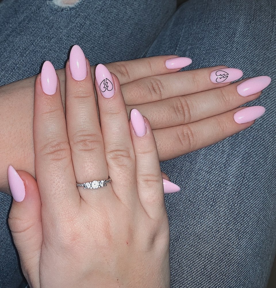 Длинные розовые ногти