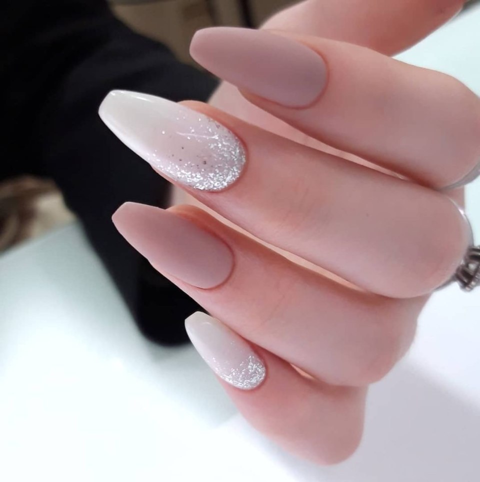 Длинные розовые ногти