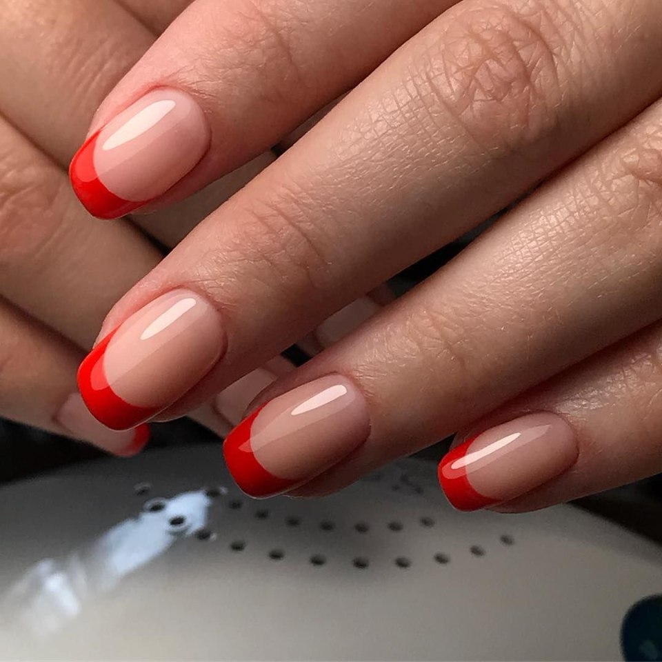 Коралловый маникюр с дизайном