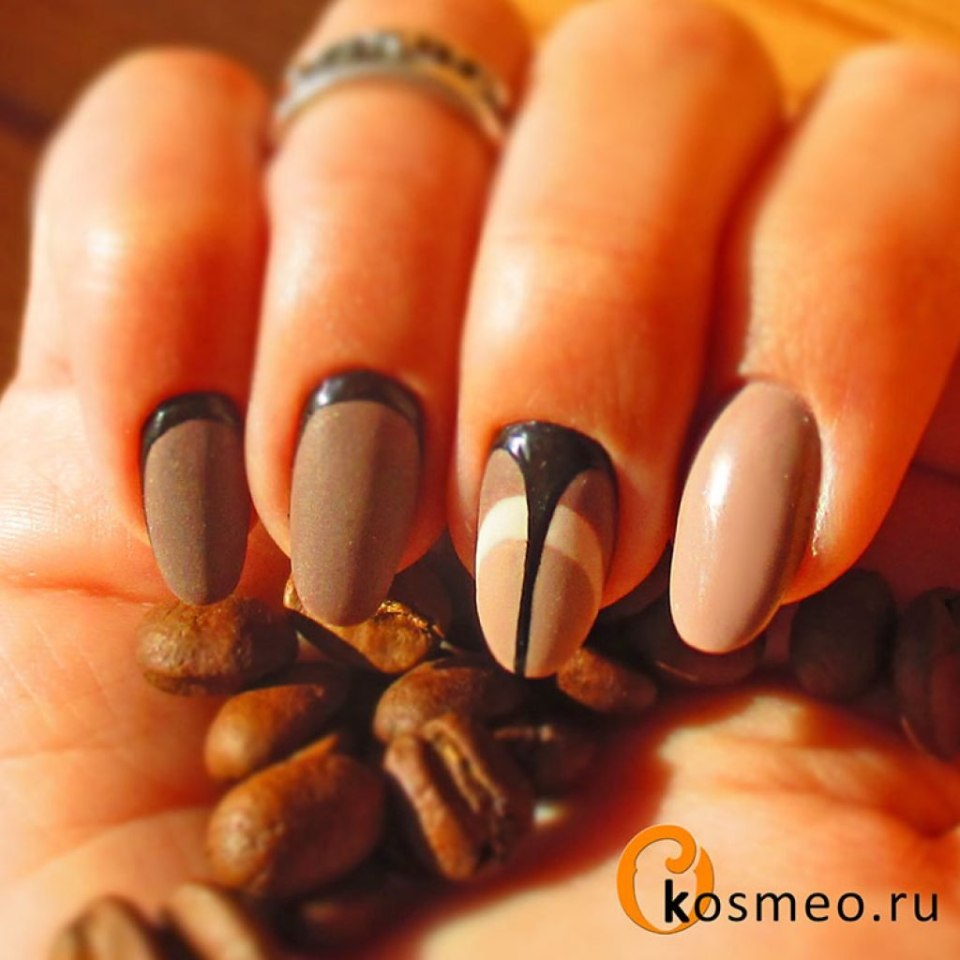 Кофейные зерна на ногтях