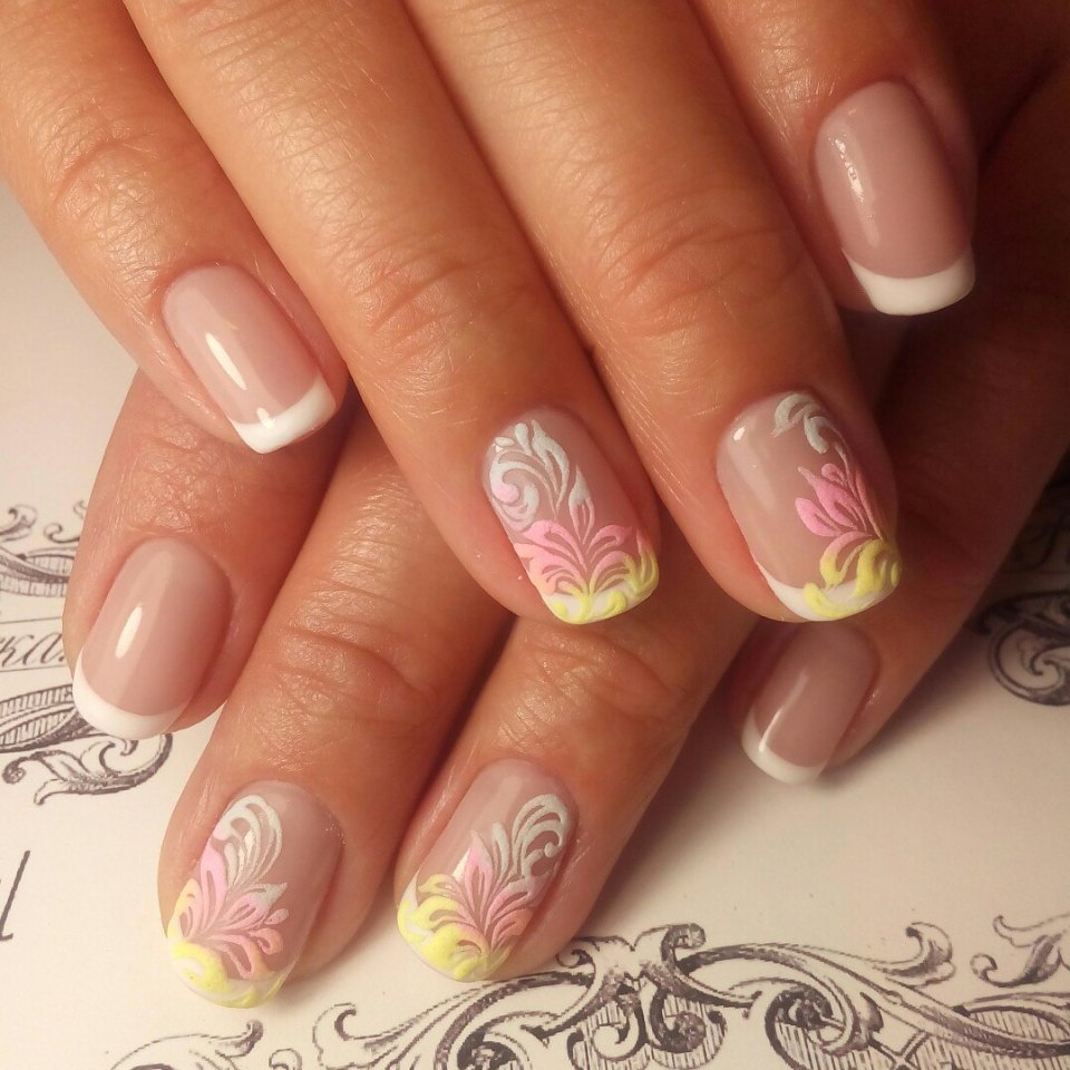 Французский маникюр с сакурой