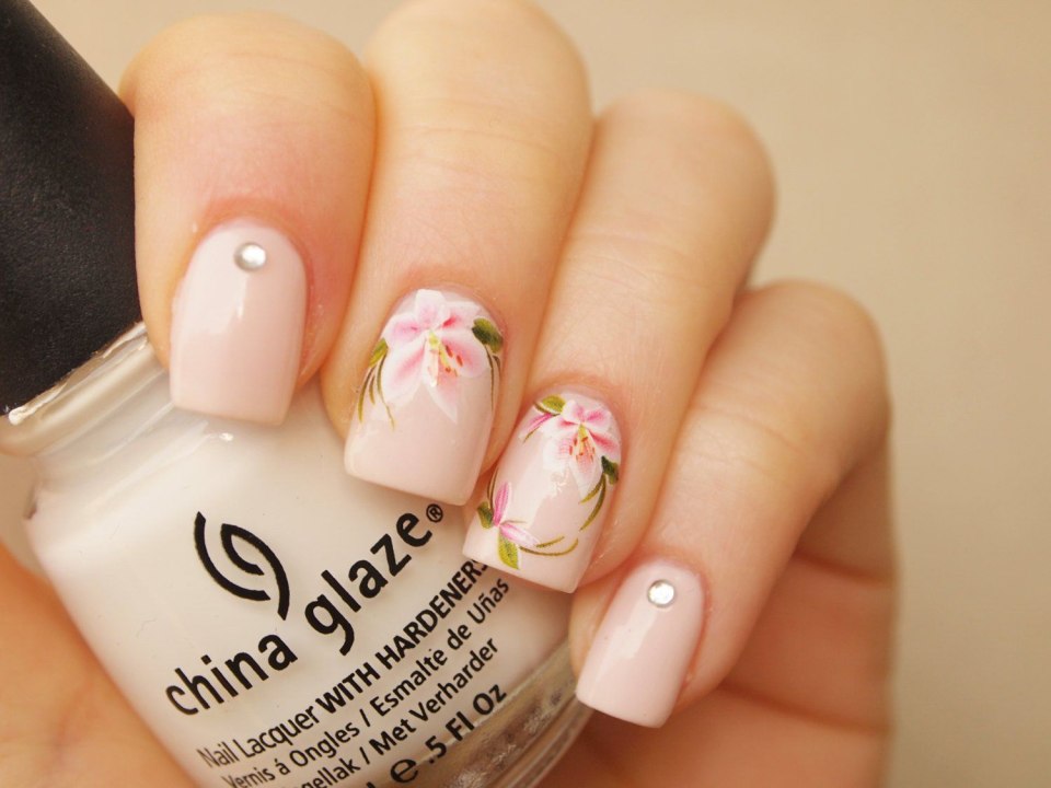 Французский маникюр с бабочкой