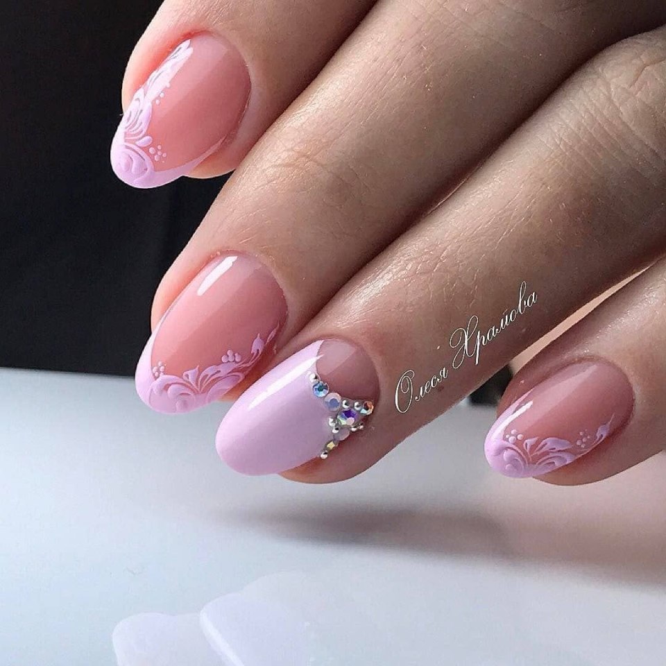 Розовый маникюр с сакурой