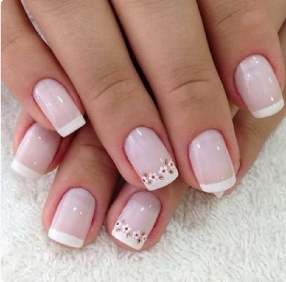 Бежевый маникюр с ромашками