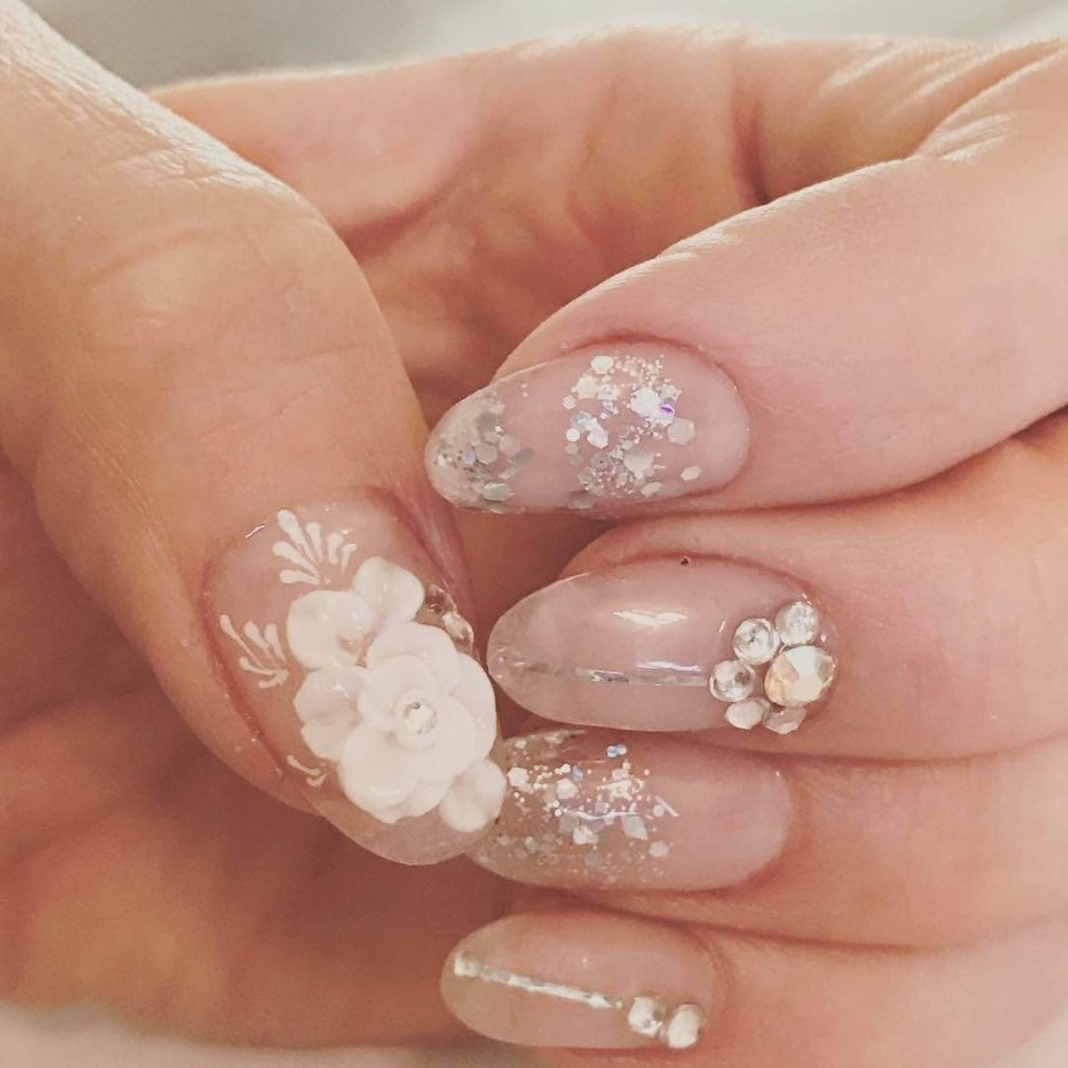 Французский маникюр со стразами