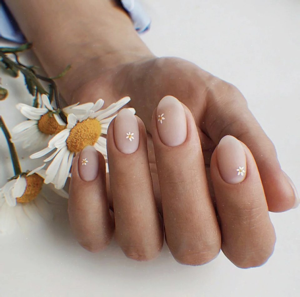 Бежие ногти с цветочками