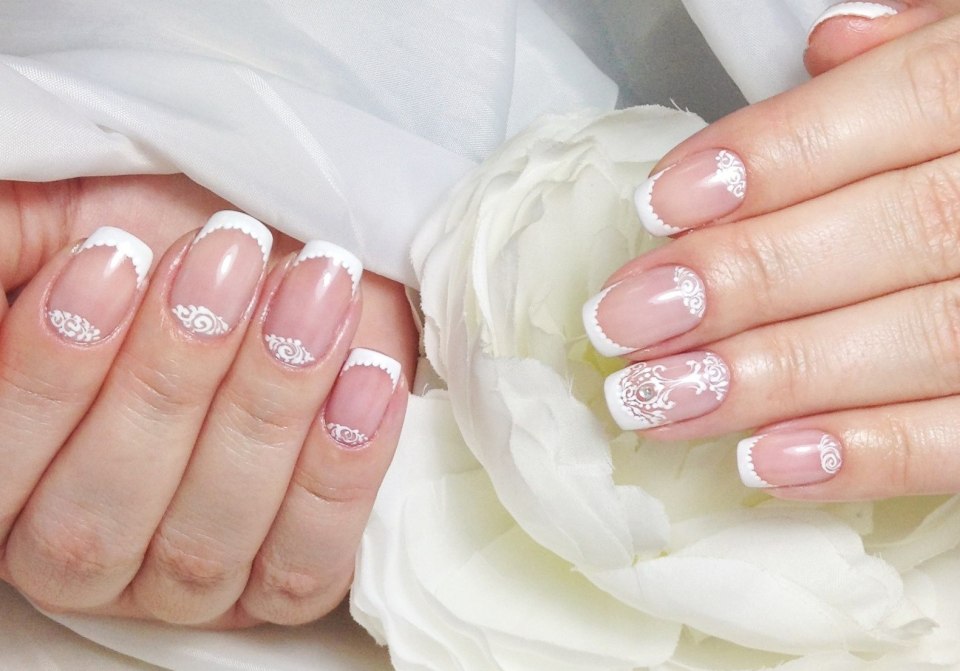 Бежевый маникюр с цветочками