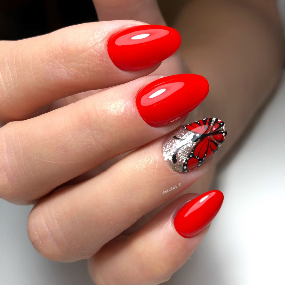 Красный маникюр со стразами