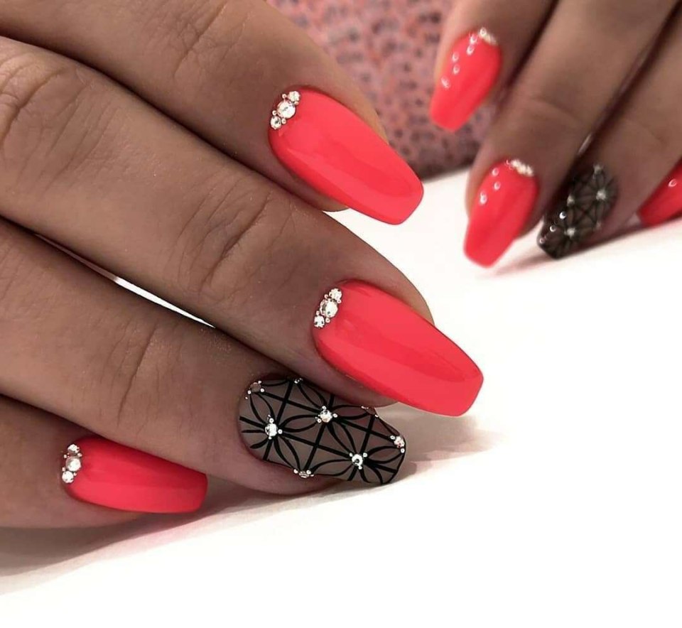 Красный маникюр со стразами