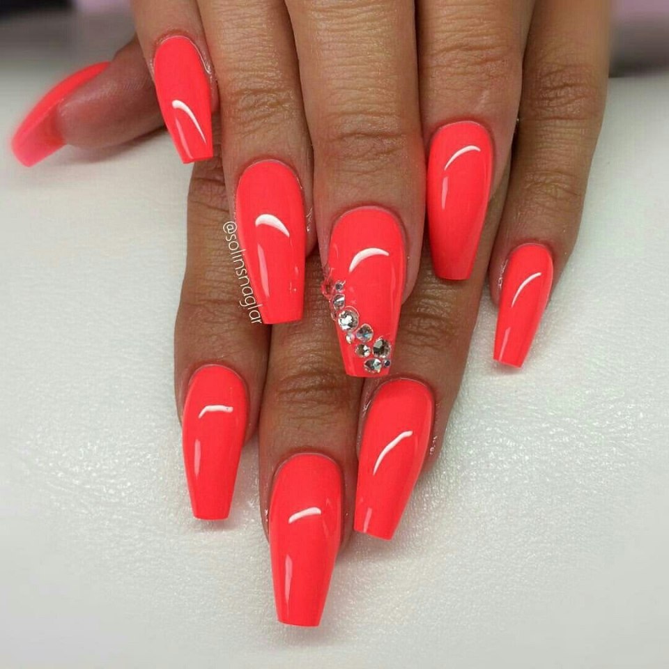Коралловые длинные ногти