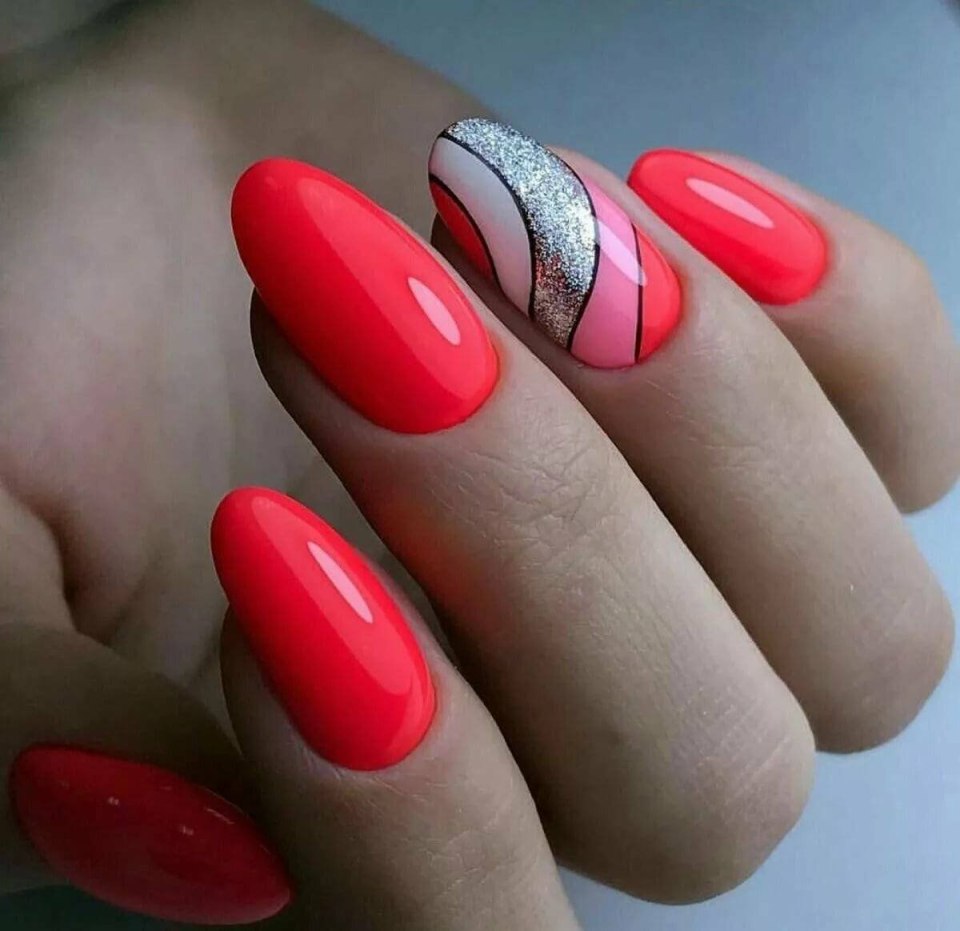 Маникюр кораллового цвета