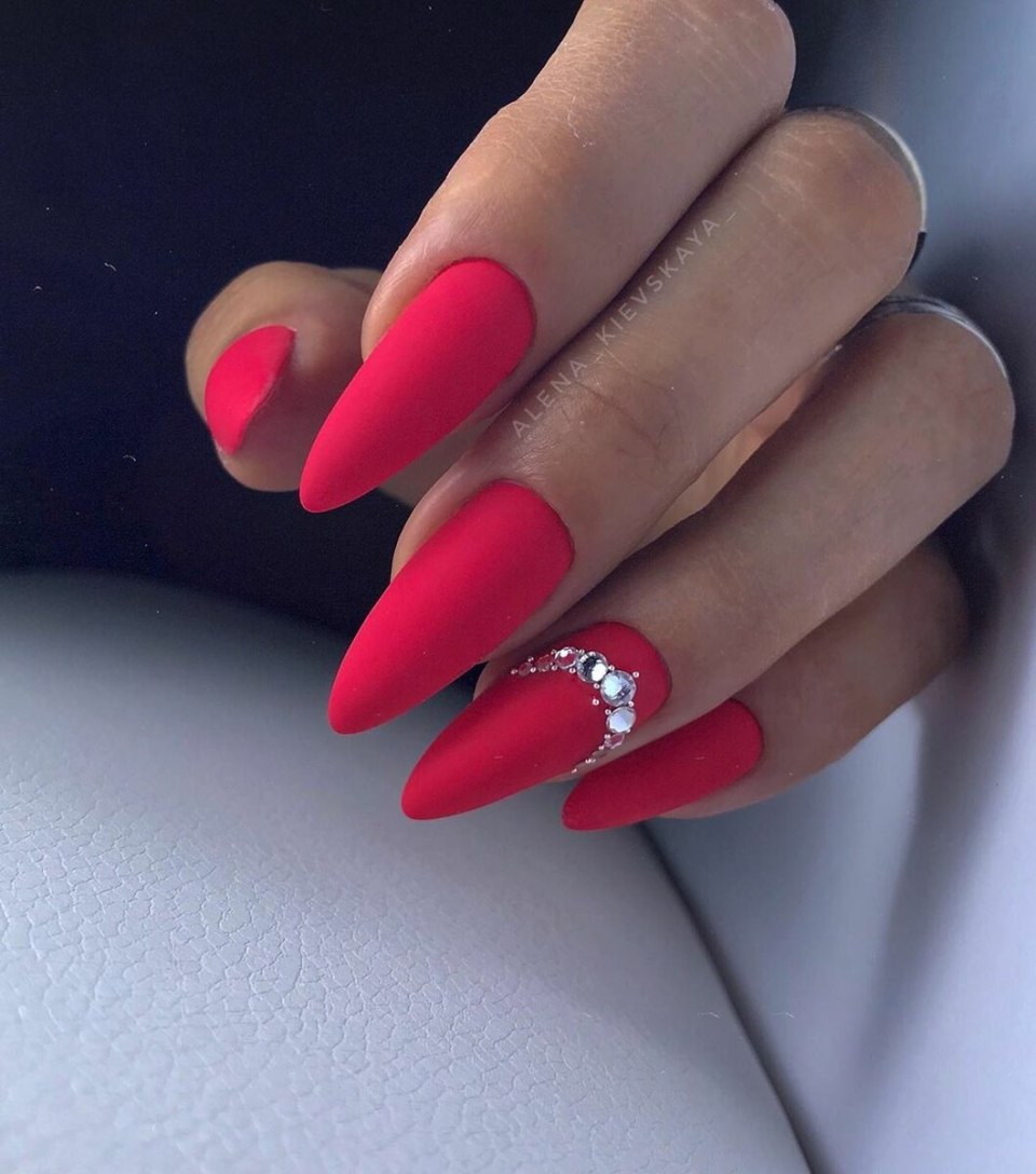 Красные ногти с короной