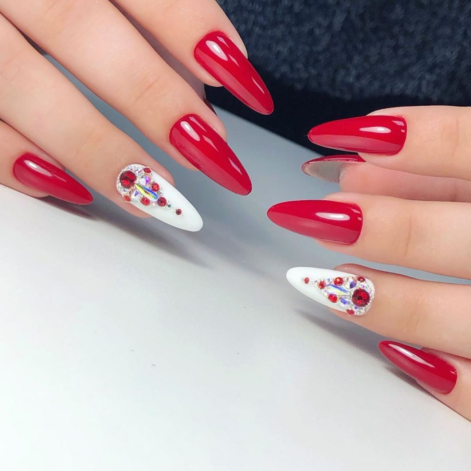 Красные ногти со стразами 2020