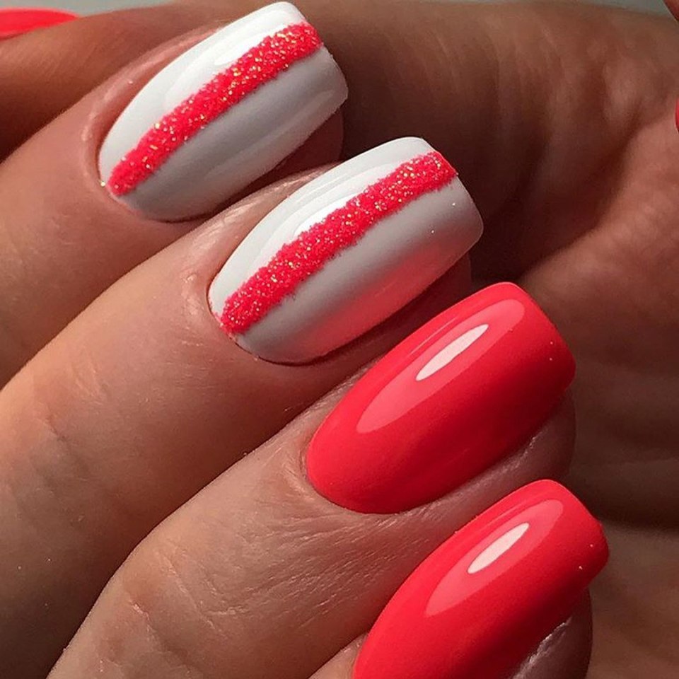 Маникюр красный с белым