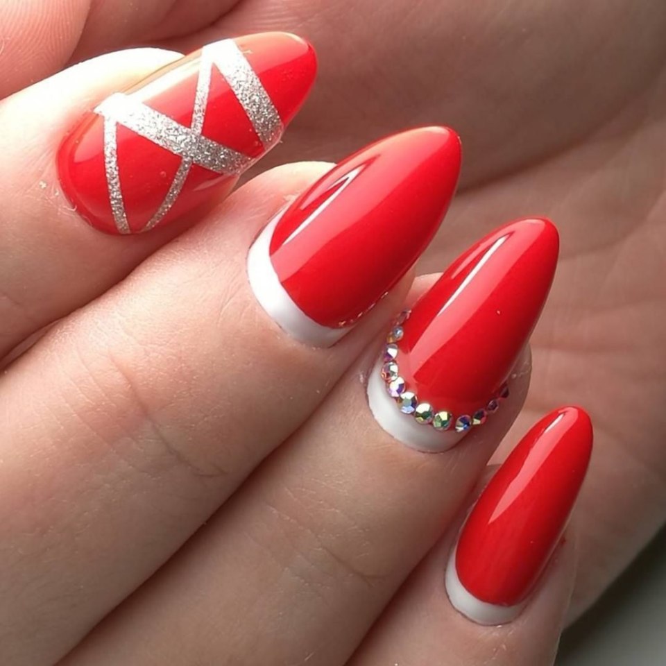 Красный маникюр с полосой