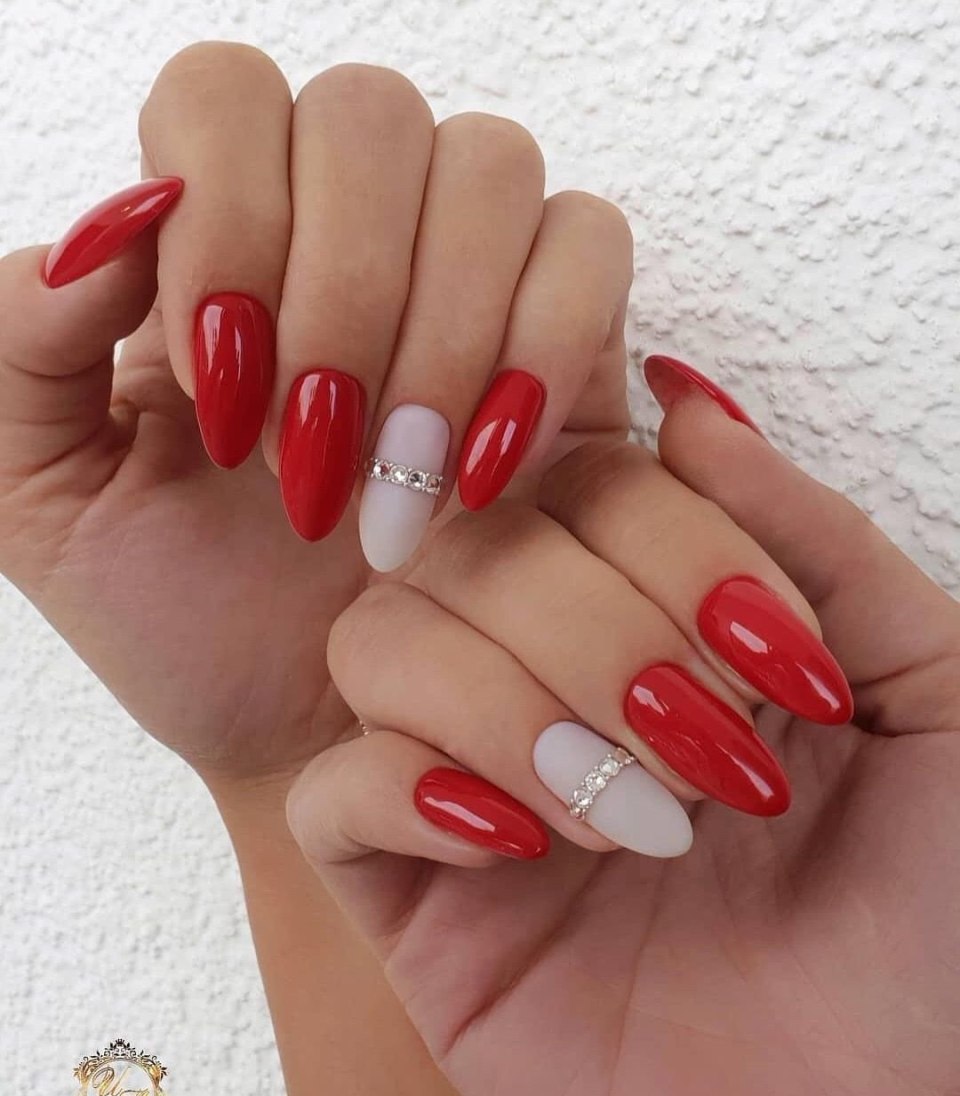 Маникюр красный с белым