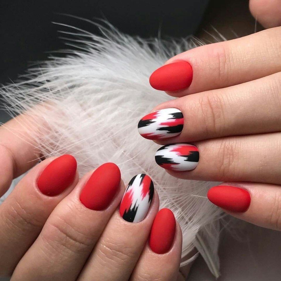 Красный маникюр