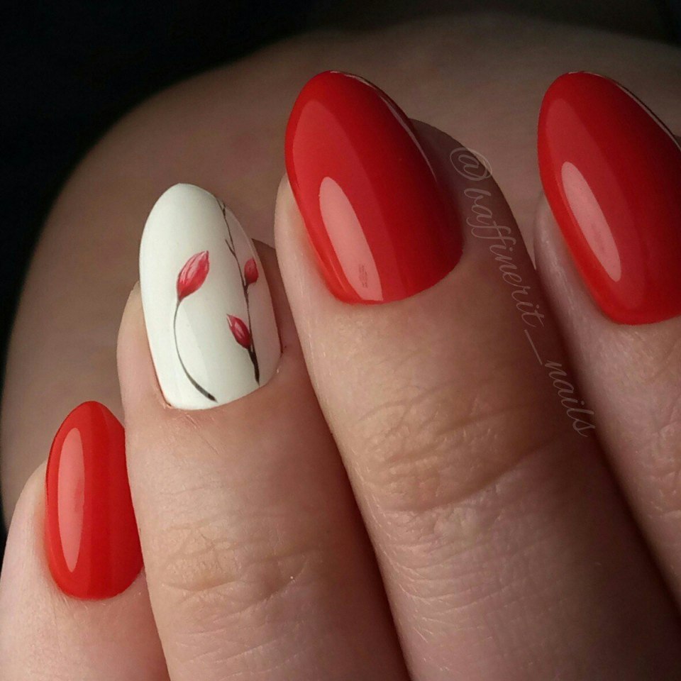 Летний маникюр с маками
