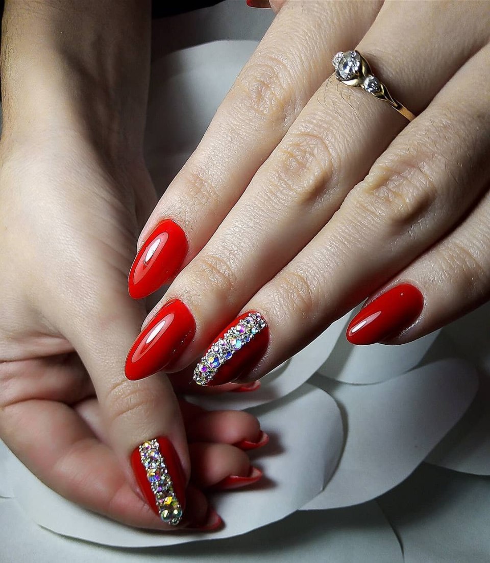 Красные нарощенные ногти