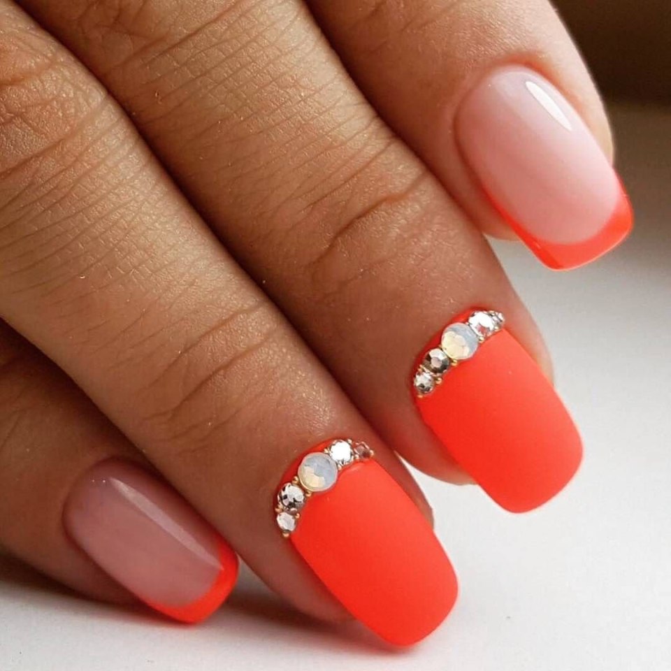 Красивый красный маникюр