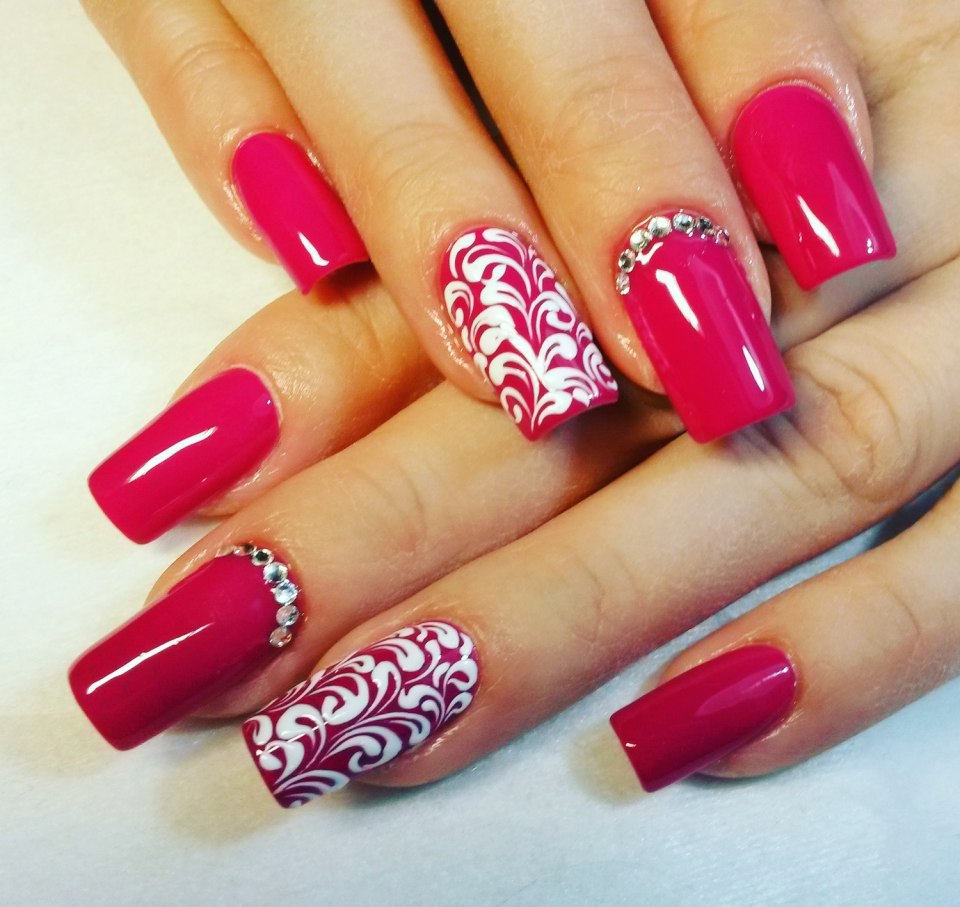 Коралловый маникюр миндаль