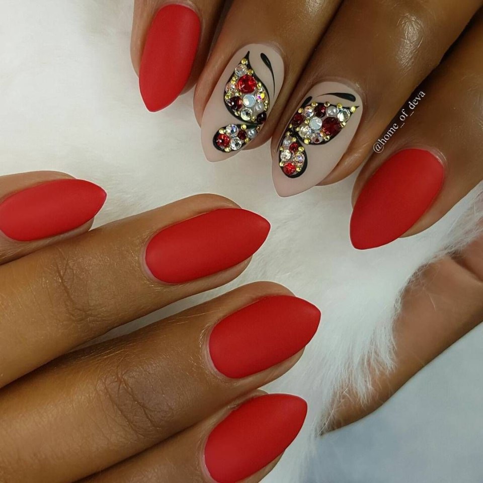 Маникюр с красным лаком