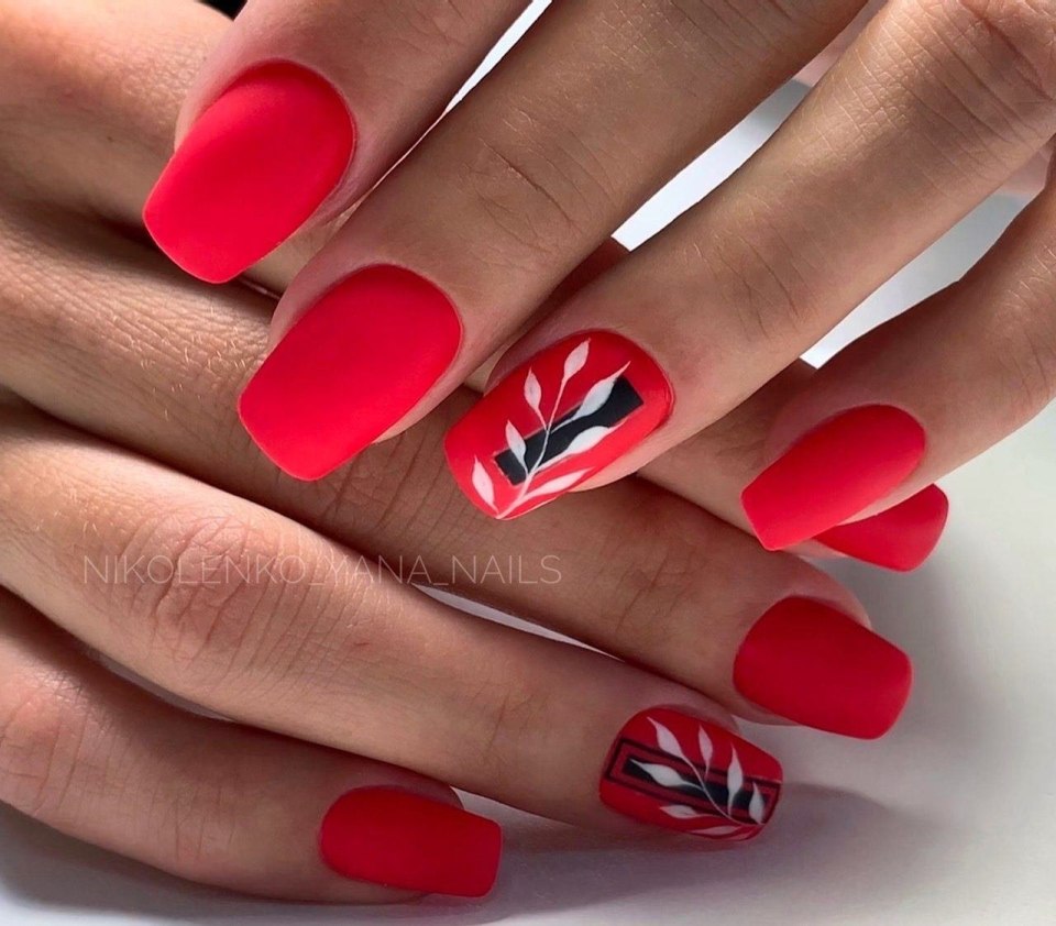 Летний маникюр 2020 красно черный
