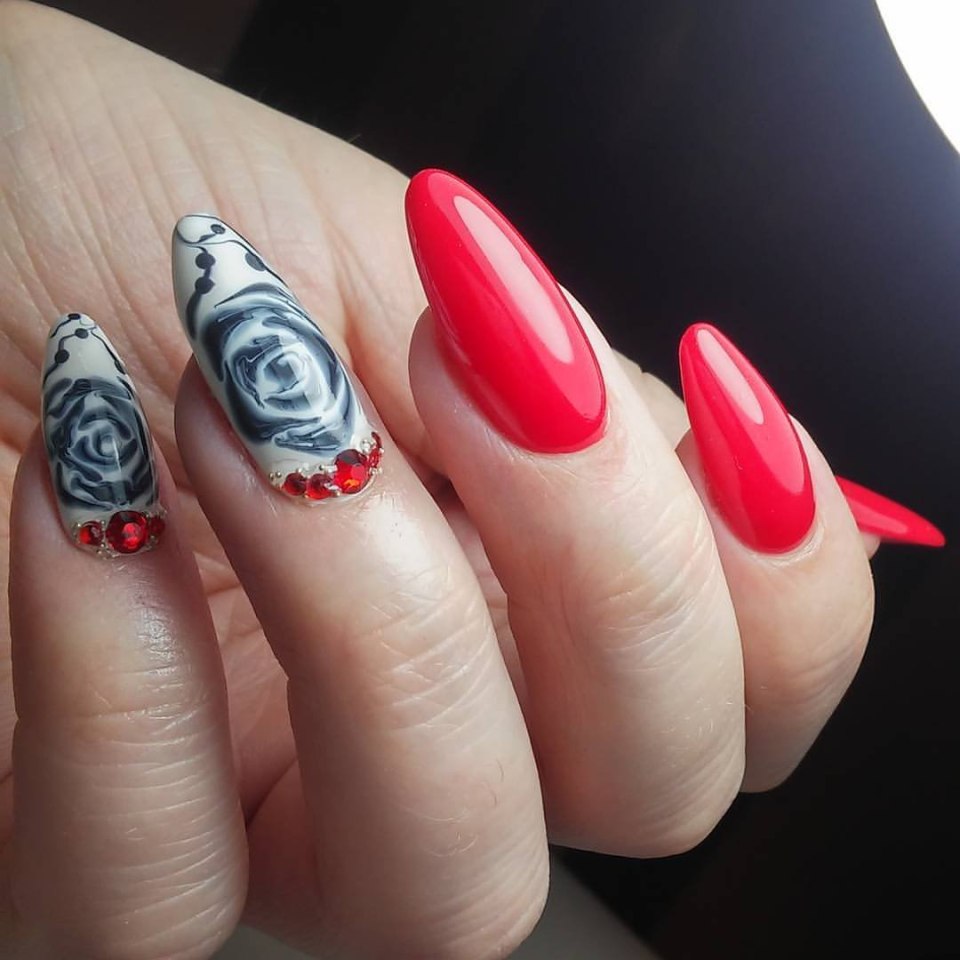 Коралловые ногти со стразами