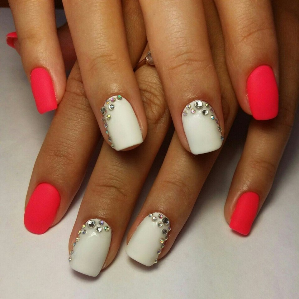 Маникюр с красным гель лаком и бантиком