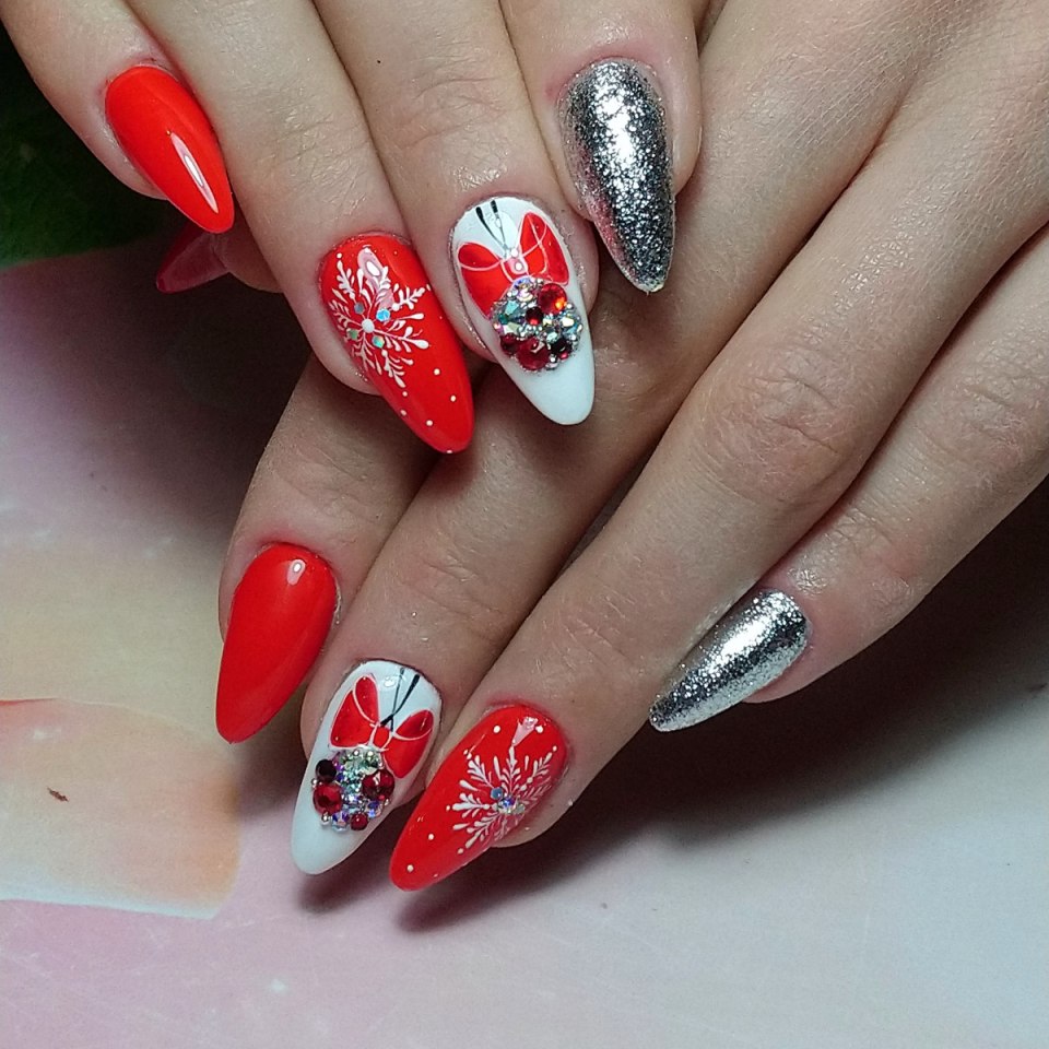 Красный маникюр с рисунком