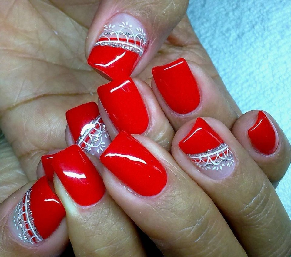 Яркий маникюр со стразами