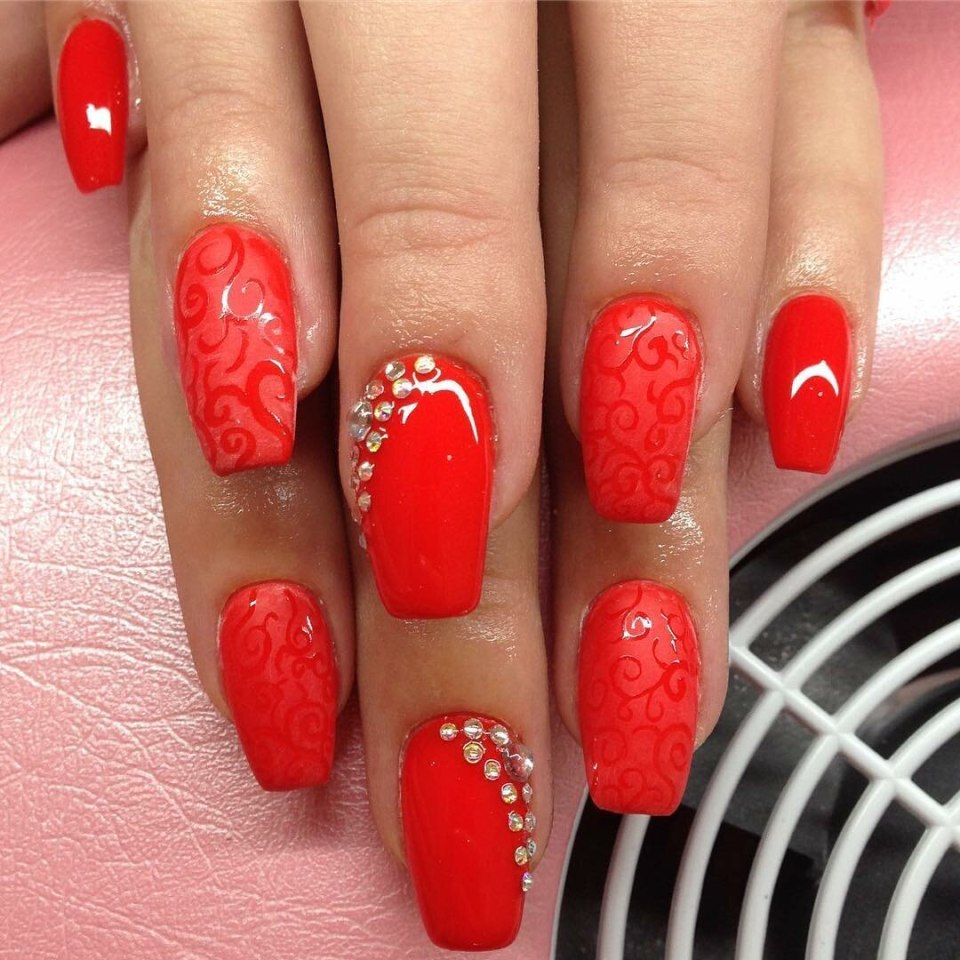 Ярко-красный маникюр