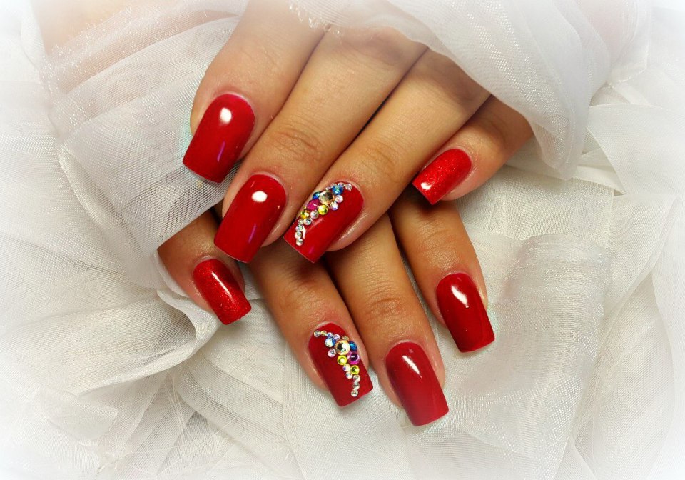 Яркие красные ногти