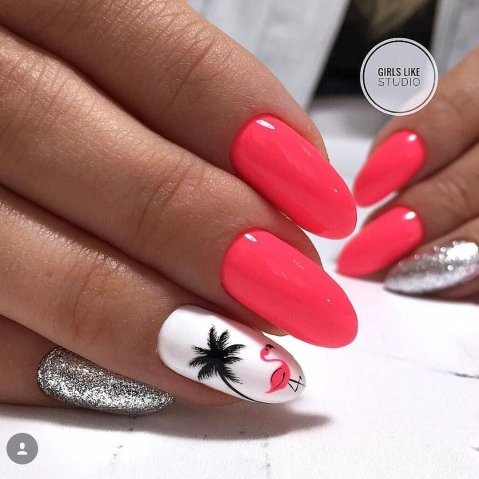 Красивый алый маникюр